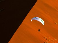 03.008.Namibia : Dünen, Gleitschirmfliegen, Namibia