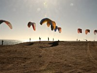 04.007.Namibia : Gleitschirmfliegen, Groundhandling, Menschengruppe, Namibia