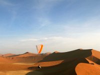 06.015.Namibia : Dünen, Gleitschirmfliegen, Namibia